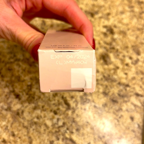 New in Box IT CC+ Illumination Foundation - Picture 2 of 3